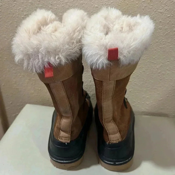 Cat and Jack fur lined snow boots size 2 - Picture 2 of 9